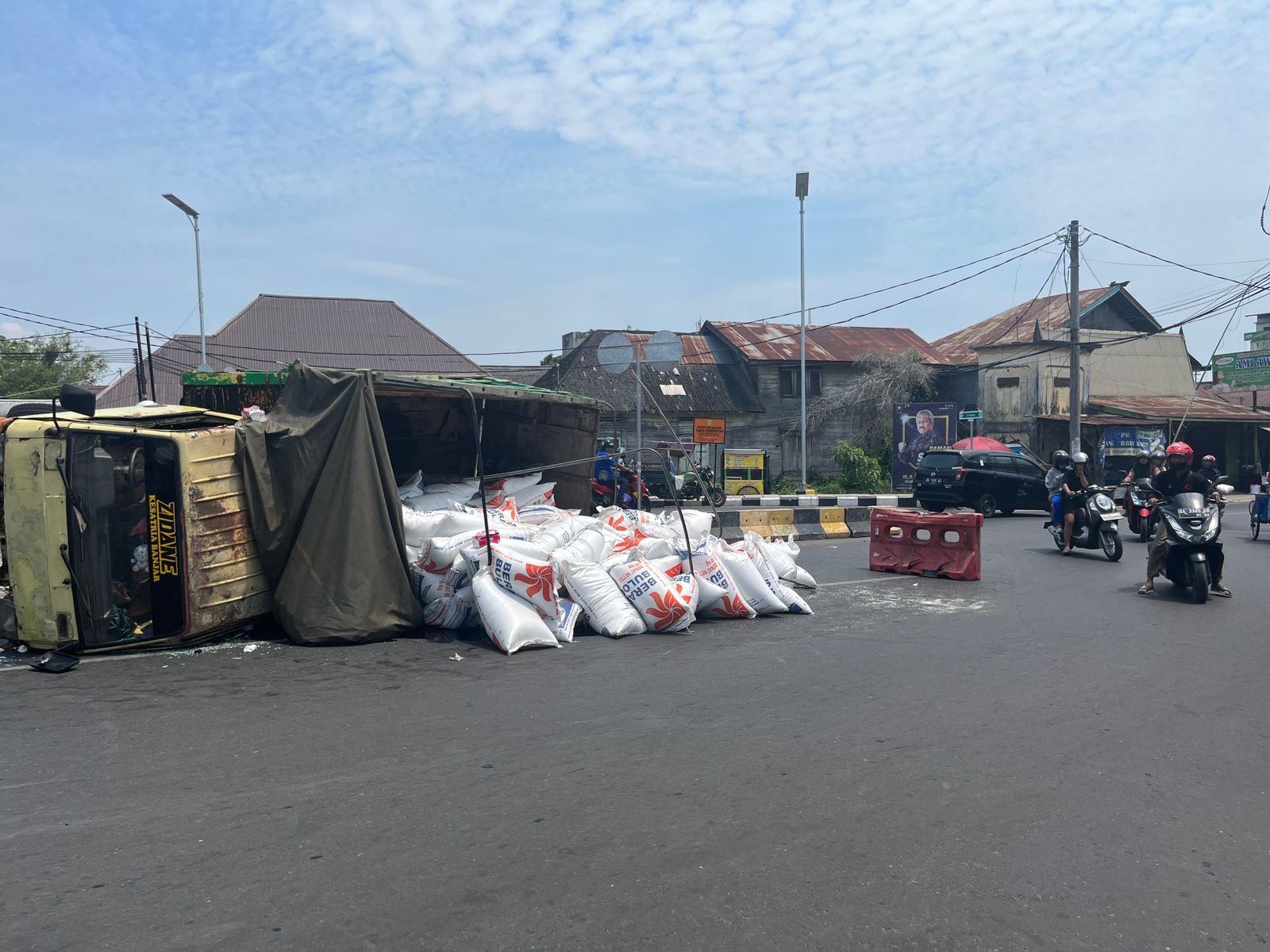 Tak Kuat Menanjak Truk Pengangkut Beras Terbalik