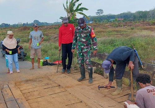 Warga Tanah Abang Gotong Royong Perbaiki Jembatan Kalimantan Post