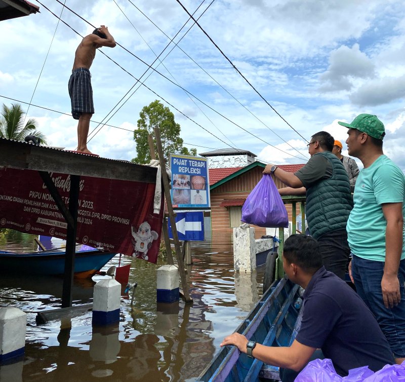 BRI Salurkan Paket Sembako Untuk Korban Banjir Di Muara Teweh