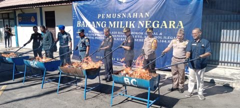 Jutaan Batang Rokok Ilegal Dan 1500 Liter Miras Dimusnahkan