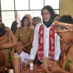 19 Kalteng Ibu Ivo melihat hasil karya murid SLBN