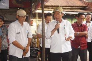 Wakil Walikota Serahkan Bantuan Korban Kebakaran di Pasar Batuah 7 Wakil Walikota Serahkan Bantuan Korban Kebakaran di Pasar Batuah