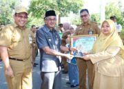 Bupati Serahkan Piala Pembaca Berita Wanita Terbaik 2 12 Bupati Serahkan Piala Pembaca Berita Wanita Terbaik 2