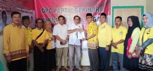 Petahana Serahkan Formulir Pendaftaran ke DPC Gerindra 24 Petahana Serahkan Formulir Pendaftaran ke DPC Gerindra