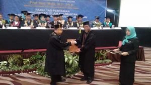 Dikukuhkan Guru Besar Perdana di Uniska 31 Dikukuhkan Guru Besar Perdana di Uniska