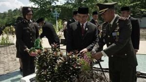 Bupati HSS Ziarah Makam Pahlawan 27 Bupati HSS Ziarah Makam Pahlawan