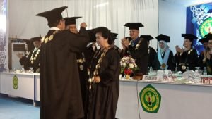 Rektor Kukuhkan Guru Besar Prof. Dr. Yunikewaty 33 Rektor Kukuhkan Guru Besar Prof. Dr. Yunikewaty
