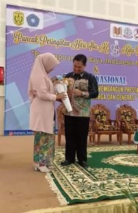 Peringatan Hari Ibu Ditandai Pemberian Bunga kepada Para Istri 14 Peringatan Hari Ibu Ditandai Pemberian Bunga kepada Para Istri