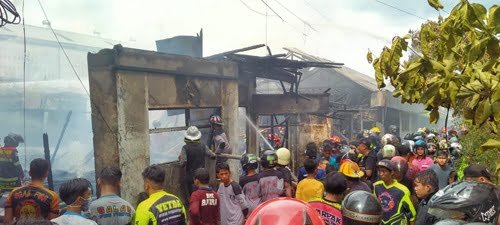 Dua Warga Stroke Terselamatkan dari Amukan Api 1 5 api 4klm