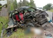 Adu Kuat Minibus dengan Truk Box, Satu Tewas
