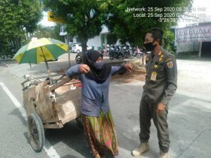 Satpol PP Tegur Empat Manusia Gerobak