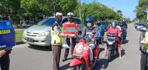 Satlantas Polresta Palangka Raya Sosialisasi 3 M dan Bagikan Masker