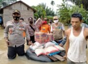 Banjir Mulai Turun, Sebagian Rumah Mulai Dibersihkan Warga