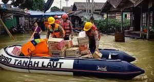 Kintap Kembali Dilanda Banjir, Bantuan Sembako Langsung mengalir dari Kapolres Tanah Laut