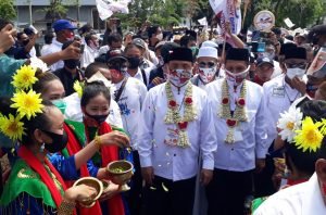 Pasangan H2D Digiring Sinoman Hadrah Memasuki Kantor KPU