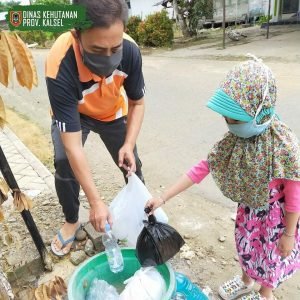 personel KPH Hulu Sungai Gelar Aksi Pilah Sampah Bersama Keluarga