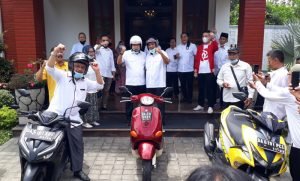 Usai Deklarasi, Gusti Iskandar – AR Irwansyah Kendarai Sepeda Motor Mendaftar ke KPU Banjarbaru