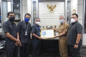 Bupati HST Terima Penghargaan BPS