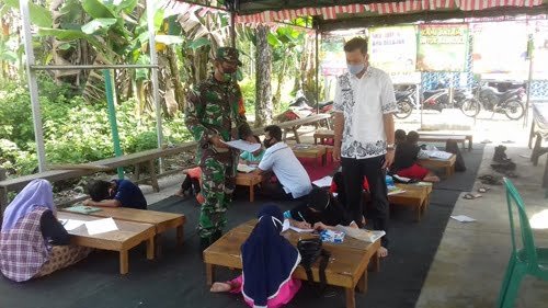 Babinsa Pantau Pembelajaran Daring Di Desa Binaan 1 hal 2 HST 3 klm