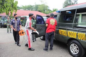 Petugas Gabungan, Kodim 1008 Tanjung Bagikan Masker