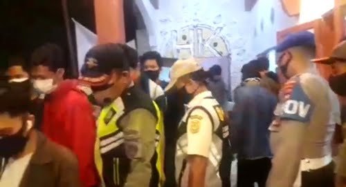 Lomba Game Online ' PUBJ" Dibuarkan Gabungan Petugas 1 2 lomba game onlie . KP Yuli