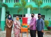 Pesantren Banjar Dapat Alat Cuci Tangan Portable