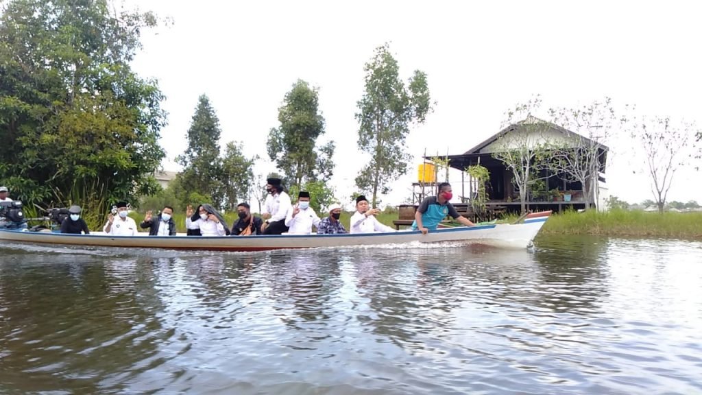 Menaiki Perahu Ketinting, dr HM Zairullah Azhar, Sampaikan Program Hingga Pembuatan Jalan 2 IMG 20201004 WA0074