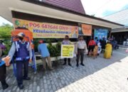 Polsek Pahandut Bantu Terapkan Prokes Cegah Covid-19 Serta Dampingi Pembagian Bansos Buat Warga