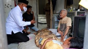 M. Rusli Jenguk Warga Yang Lumpuh Selama 20 Tahun