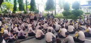 Sholawat Dilantunkan Sebelum Mengamankan Aksi Mahasiswa 32 Sholawat Dilantunkan Sebelum Mengamankan Aksi Mahasiswa