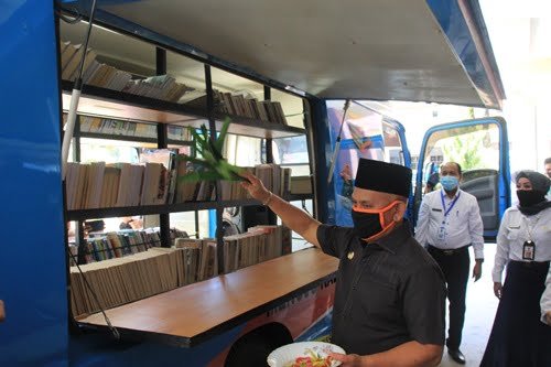 Dispersip HSU Terima Bantuan Mobil Perpustakaan 1 hal 2 HSU 4 klm