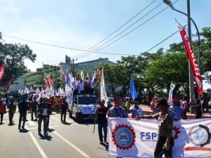 Buruh Unjuk Rasa Besar-Besaran