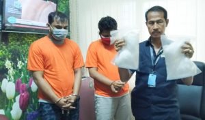 Keluar dari Bandara, Polisi Kejar-kejaran Tangkap Pembawa 2 Kg Shabu 33 Keluar dari Bandara, Polisi Kejar-kejaran Tangkap Pembawa 2 Kg Shabu