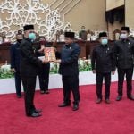 15 Kalteng 1 Sekdaprov menyerahkan nota keuangan dan Raperda