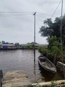 Dikeluhkan Tiang Listrik Mengarah ke Sungai