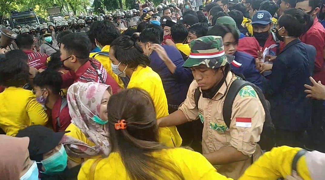 Satu Mahasiswi Ditendang, Picu Ricuhnya Unras di Banjarmasin 1 IMG 20201105 WA0058