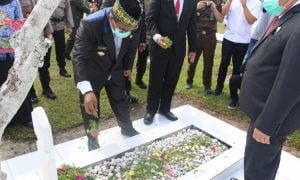 Plt. Gubernur Kalteng Habib Ismail Bin Yahya Hadiri Upacara Hari Pahlawan dan Tabur Bunga