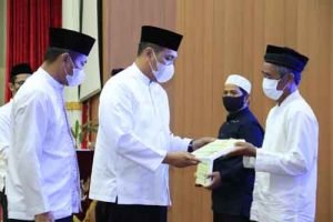 Walikota Banjarbaru Serahkan Bantuan Ke Tempat Ibadah