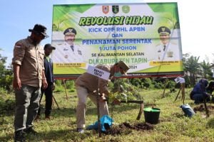 Revolusi Hijau Kick Off RHL APBNBupati Tapin Hijaukan Eks Kebun PKK Pulau Kutil