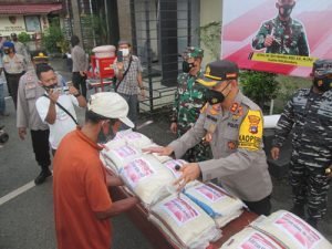 Lebih Dua Ton Beras Dibagikan TNI POLRI ke Warga Kurang Mampu di Kotabaru