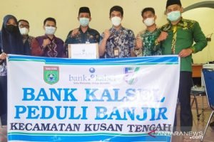Bank Kalsel Batulicin Serahkan Bantuan Korban Banjir di Kusan Tengah