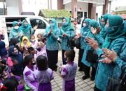 Ketua TP PKK Kalsel Kunjungi Posko Banjir Desa Sungai Bulan