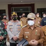 15 Bartim Bupati dan wakil Bupati dan unsur FKPD melapas tim pemburu covid