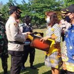 15 Bartim Kapolres Bartim memberikan penghargaan