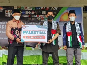 Muh Rusli Serahkan Donasi Bantuan Kemanuasiaan untuk Palestina