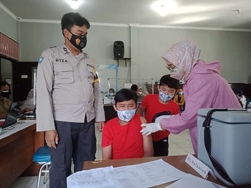 Bhabinkamtibmas Sungai Jingah Pantau Proses Vaksin Anak 1 6 vaksin anak 3klm