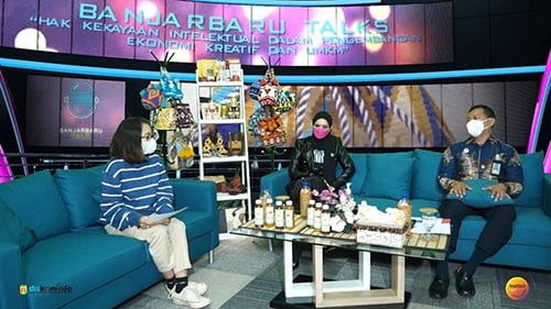 Ketua TP PKK Kota Banjarbaru Vivi Mar'i Zubedi Aditya Mufti Ariffin Jadi Naarasumber Talk Show 1 Hal 10 3 KLm BJB Satu 11