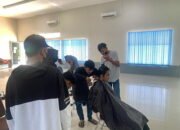 Dinas Sosial Banjarbaru Beri Pelatihan Cukur Rambut