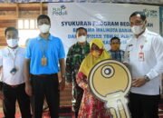 Walikota Banjarbaru Serahkan Kunci Rumah Program YBM PT.PLN