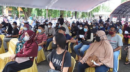 Hal 9 3 Klm Suasana Antrian Vaksin BJB